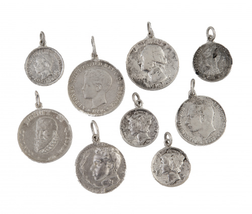 Lote de nueve monedas y medallas colgantes de plata