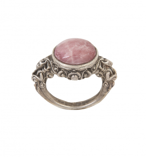 Sortija en plata labrada con cabujón de rodocrosita central