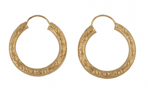 Pendientes criollas con decoración de roleos en relieve