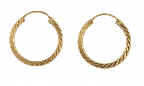 Pendientes criollas de perfil plano con decoración estriada 