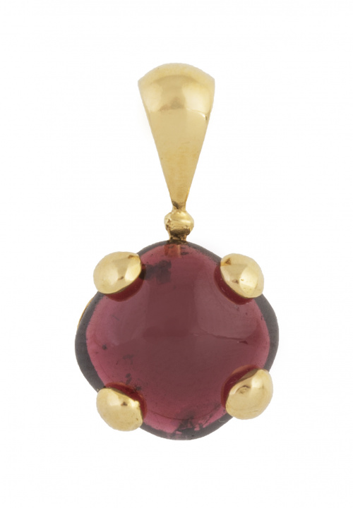 Colgante con cabujón de granate cuadrangular sujeta por gar