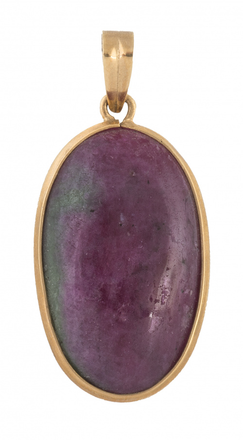 Colgante oval de zoisita rubí en marco de oro liso