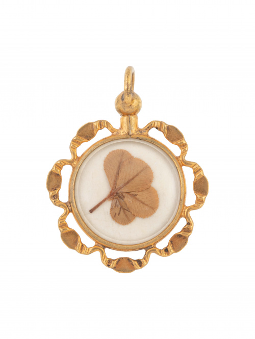 Colgante con flor disecada en reverso, y retrato de dama en