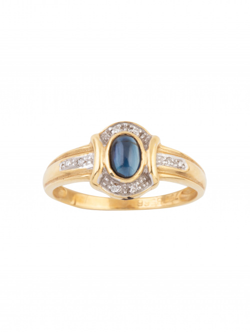 Sortija con zafiro oval orlado de brillantes y cuatro brill