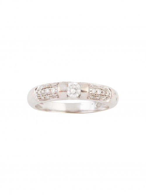 Sortija con brillante central engastado en carril y con bri