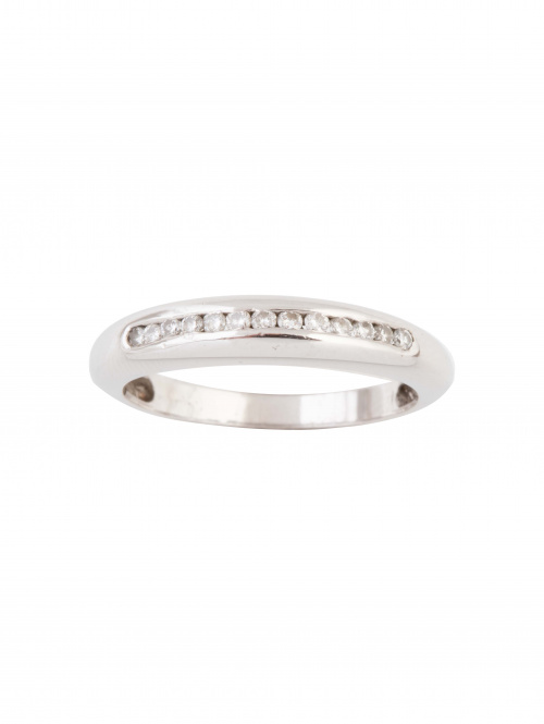 Sortija media alianza con brillantes de engaste invisible e