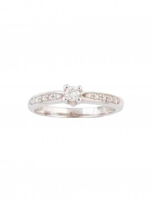 Sortija con brilante engastado en garras y bandas de brilla