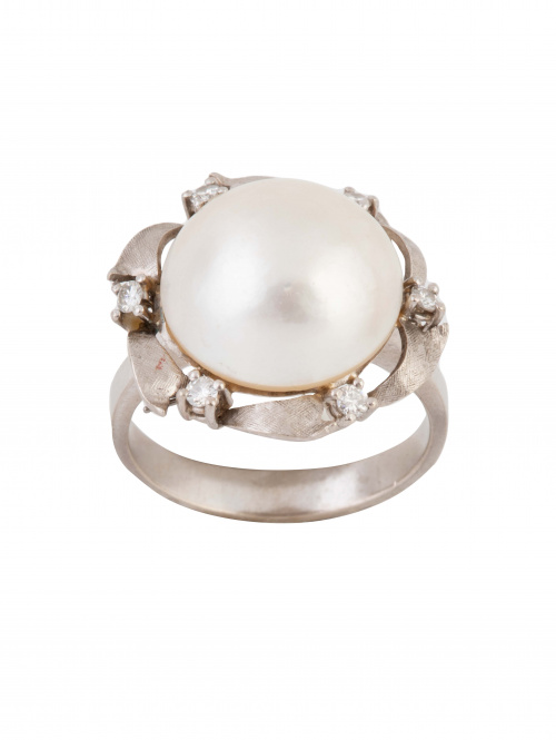Sortija con perla mabé con marco de cintas onduladas altern
