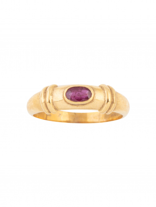 Sortija con rubí oval flanqueado por dos gallones