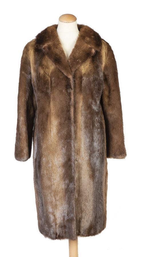Abrigo largo en piel de visón en el cuello y lobo de mar el