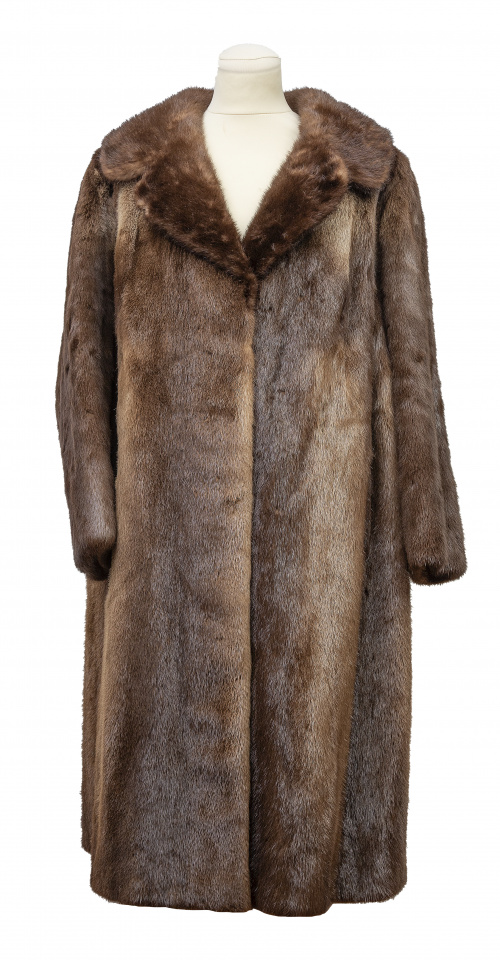 Abrigo de piel de lobo de mar color marrón con cuello de vi