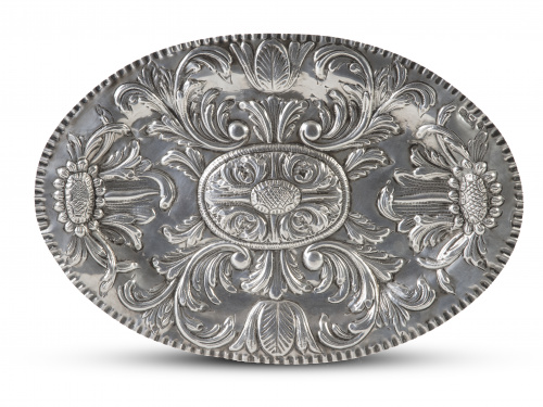 Bandeja con decoración repujada a la manera del S. XVIII. C