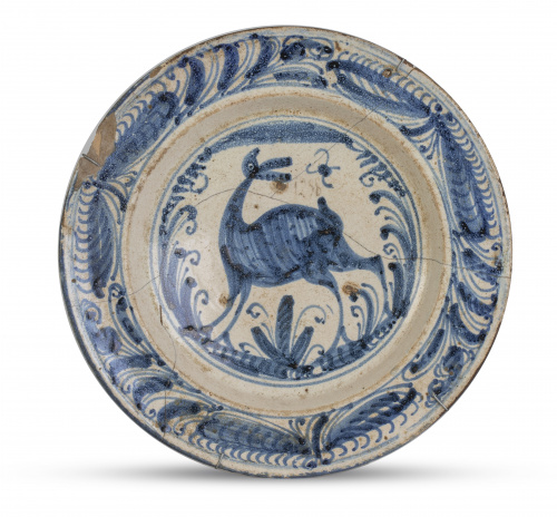 Plato de cerámica esmaltada azul de cobalto con ciervo en e