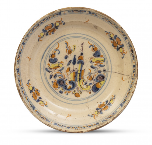 Plato de cerámica esmaltada con escena de una arquitectura 