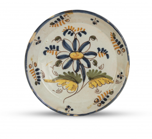 Plato de cerámica esmaltada con flor en el asiento.Talave