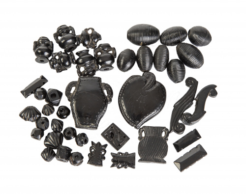 Lote de treinta y nueve cuentas de azabache tallado de coll