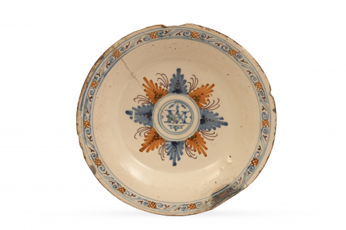 Plato de cerámica esmaltada de la serie de la Encomienda.