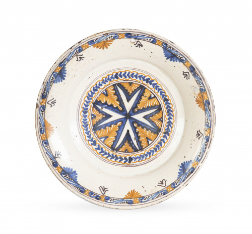 Plato de cerámica esmaltada con la cruz de Malta, de la ser