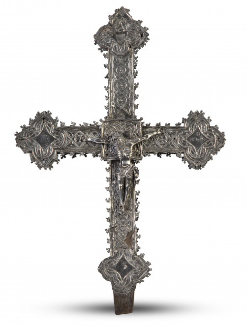 Cruz procesional de plata en su color, sobre alma de madera