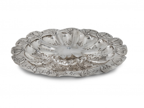 Mancerina de plata en su color de decoración repujada con f