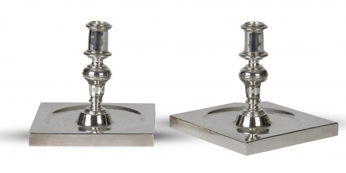 Pareja de candeleros Felipe V de plata en su color.Juan M