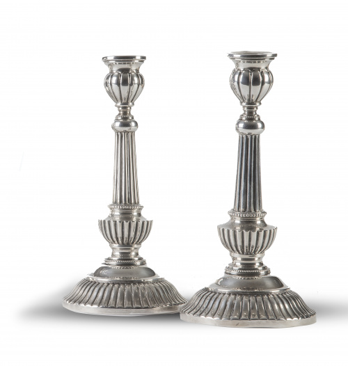 Pareja de candeleros de plata, con fuste acanladao. Con mar