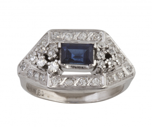 Sortija con zafiro rectangular, flanqueado por seis brillan