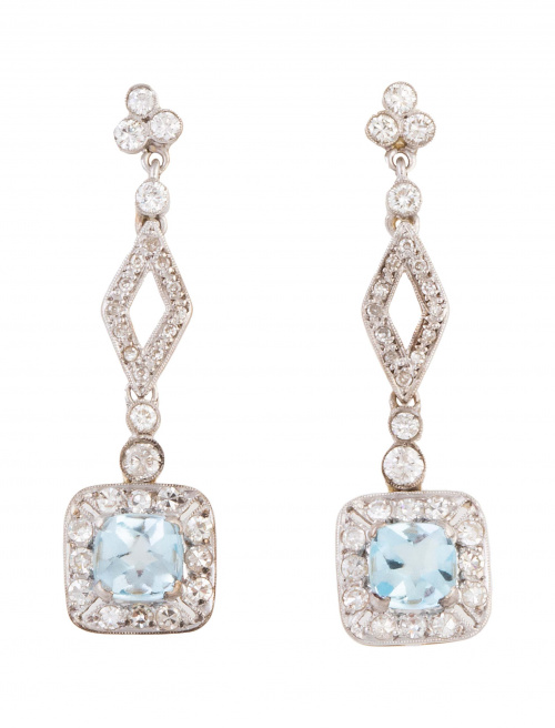 Pendientes largos de brillantes y de agumarinas colgantes e