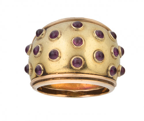 Sortija ancha con cabuchones de rubíes engastados en chaton