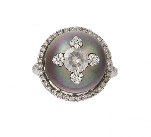 Sortija con gran perla de Tahití redonda orlada de brillant