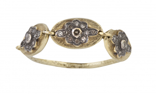 Sortija  con tres centros ovales articulados con brillantit