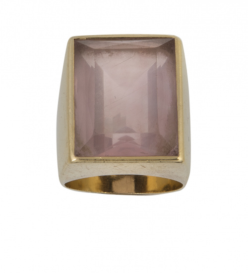 Sortija ancha con cuarzo rosa de talla rectangular