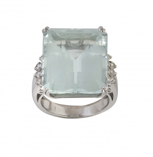 Sortija con gran aguamarina flanqueada por bandas de pavé d