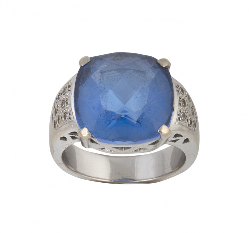 Sortija con cuarzo azul sintético en montura con brillantes