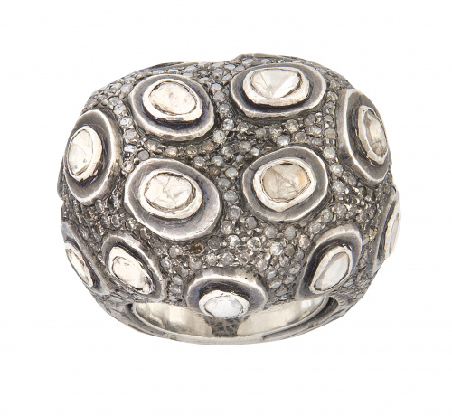 Sortija ancha con diamantes en frente cuadrangular elevado,