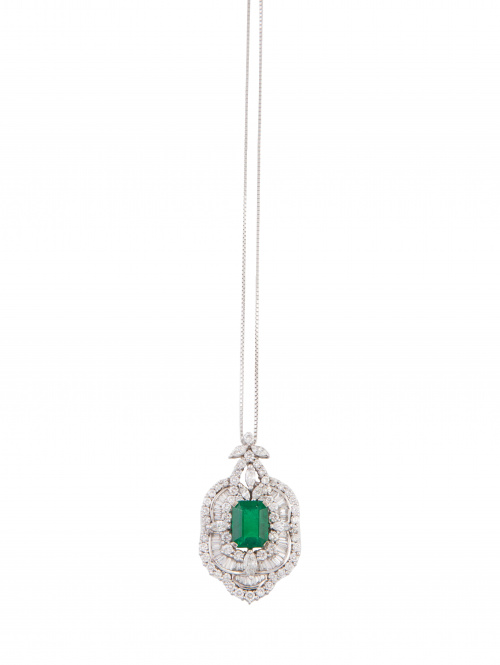 Colgante de esmeralda rodeada pormarcos de brillantes y dim