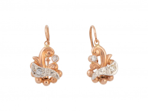 Pendientes de pp. S. XX  con motivo floral de oro rosa atra