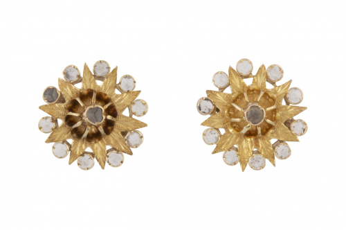 Pendientes flor de pp. S. XX con diamantes en centro y cont