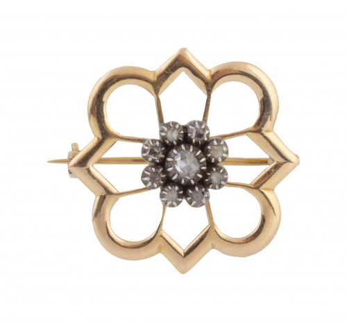 Broche calado con rosetón de diamantes central