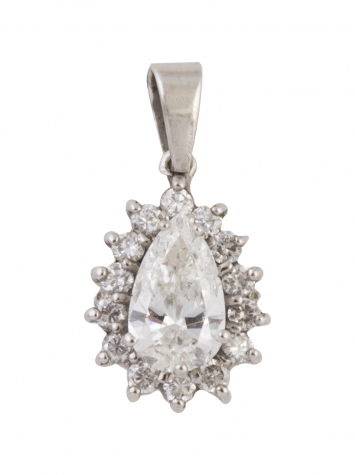 Colgante con diamante talla perilla orlado de brillantes