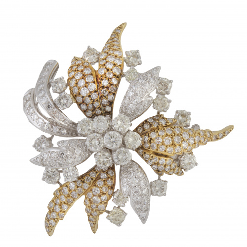 Broche flor de brillantes con centro de rosetón y pétalos c