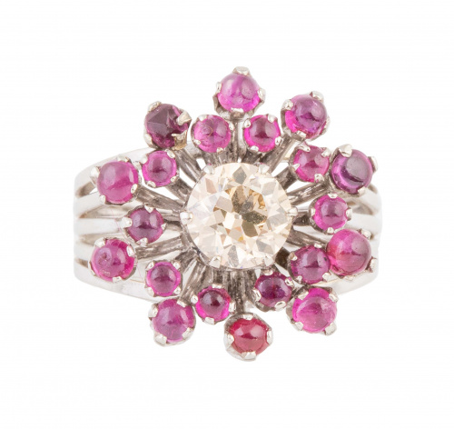 Sortija con diseño con rubíes y brillante central fancy cen