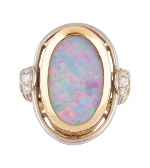 Sortija con gran ópalo ovalado en montura bicolor flanquead