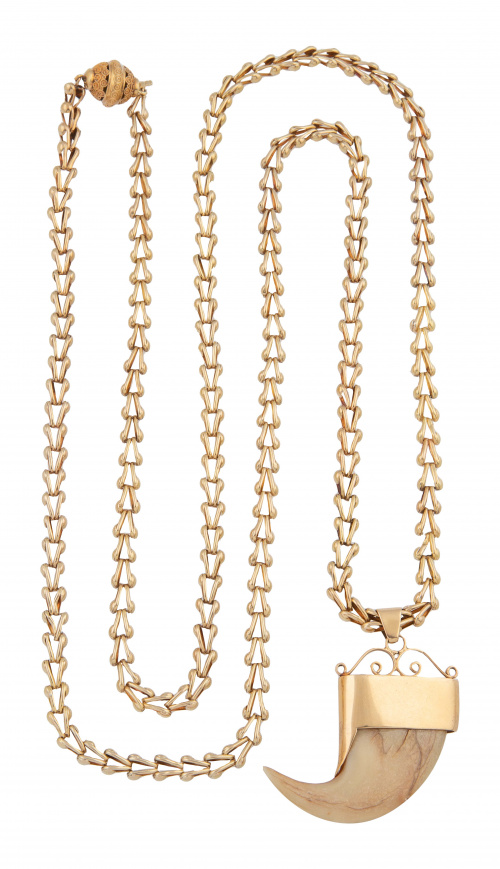 Collar largo de oro de pp. S. XX con colgante de uña de león