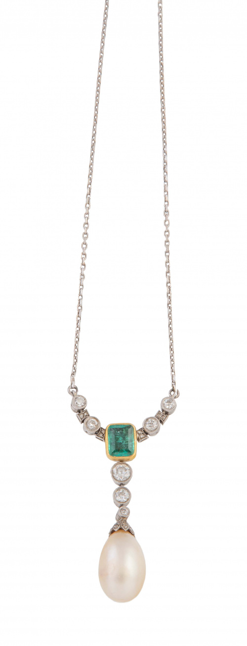 Pendentif c 1930 con chatones de brillantes, esmeralda cent