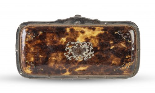 Estuche de carey, con aplicaciones de matal aplicado, con m
