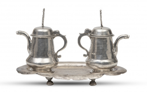 Pareja de vinajeras de plata. Marcas frustas.Castilla, S.