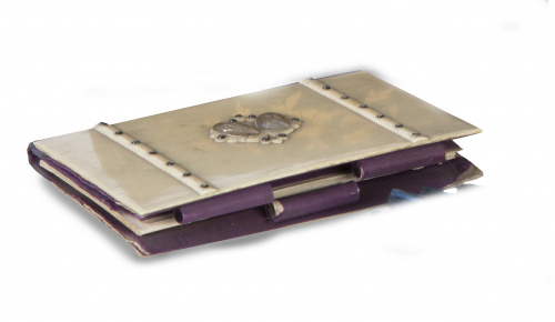 Carnet de baile en marfil y aplicación de metal con inicial