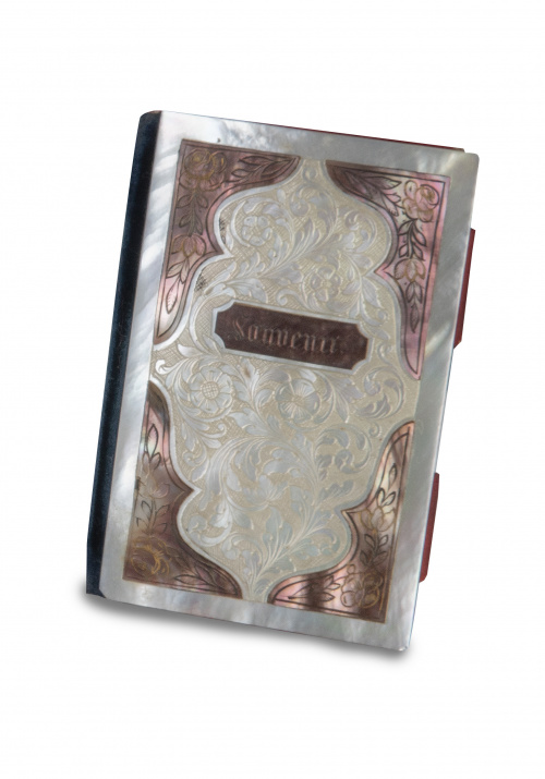 Carnet de baile de nácar con flores y cartela que reza "Sou