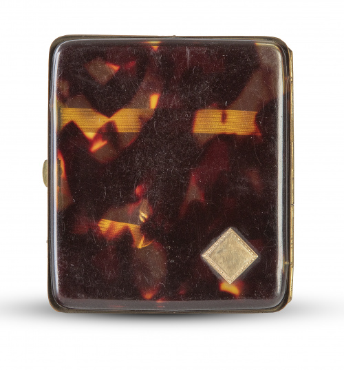 Cigarrera de pasta simulando carey decorado con rombo de or